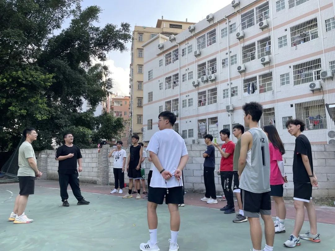 籃球講解規(guī)則詳細(xì)介紹_籃球講解規(guī)則詳細(xì)視頻_籃球場(chǎng)規(guī)則詳細(xì)講解