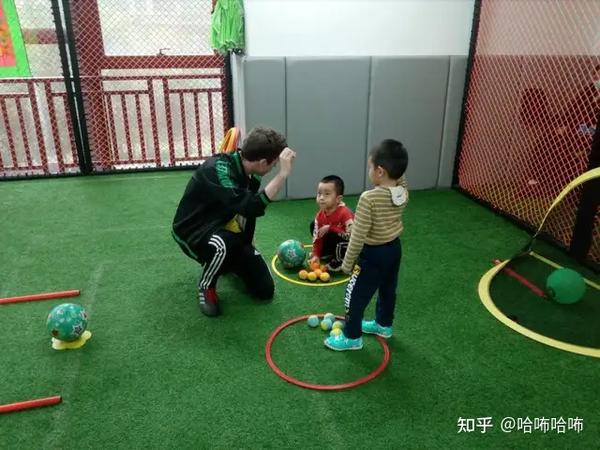 在幼兒園開(kāi)展足球？不行，那么小就踢足球